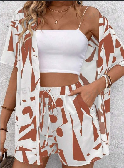Ensemble Estival Imprimé Géométrique – Blouse Nouée & Short Décontracté